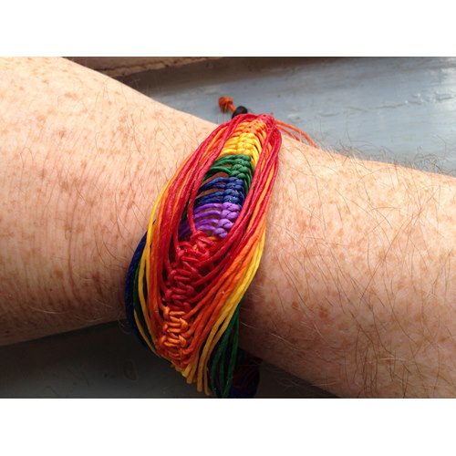 Vaxat armband regnbågsfärger